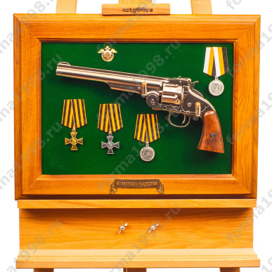 Коллаж с револьвером (муляж), наградами Российской империи, лентой «За верность традициям»