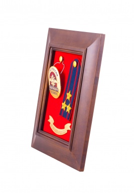 Рамка-коллаж с жетоном  «Полиция», погоном полковника и лентой «За верность традициям»