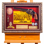 Коллаж с револьвером (муляж) и символикой полиции Российской империи.